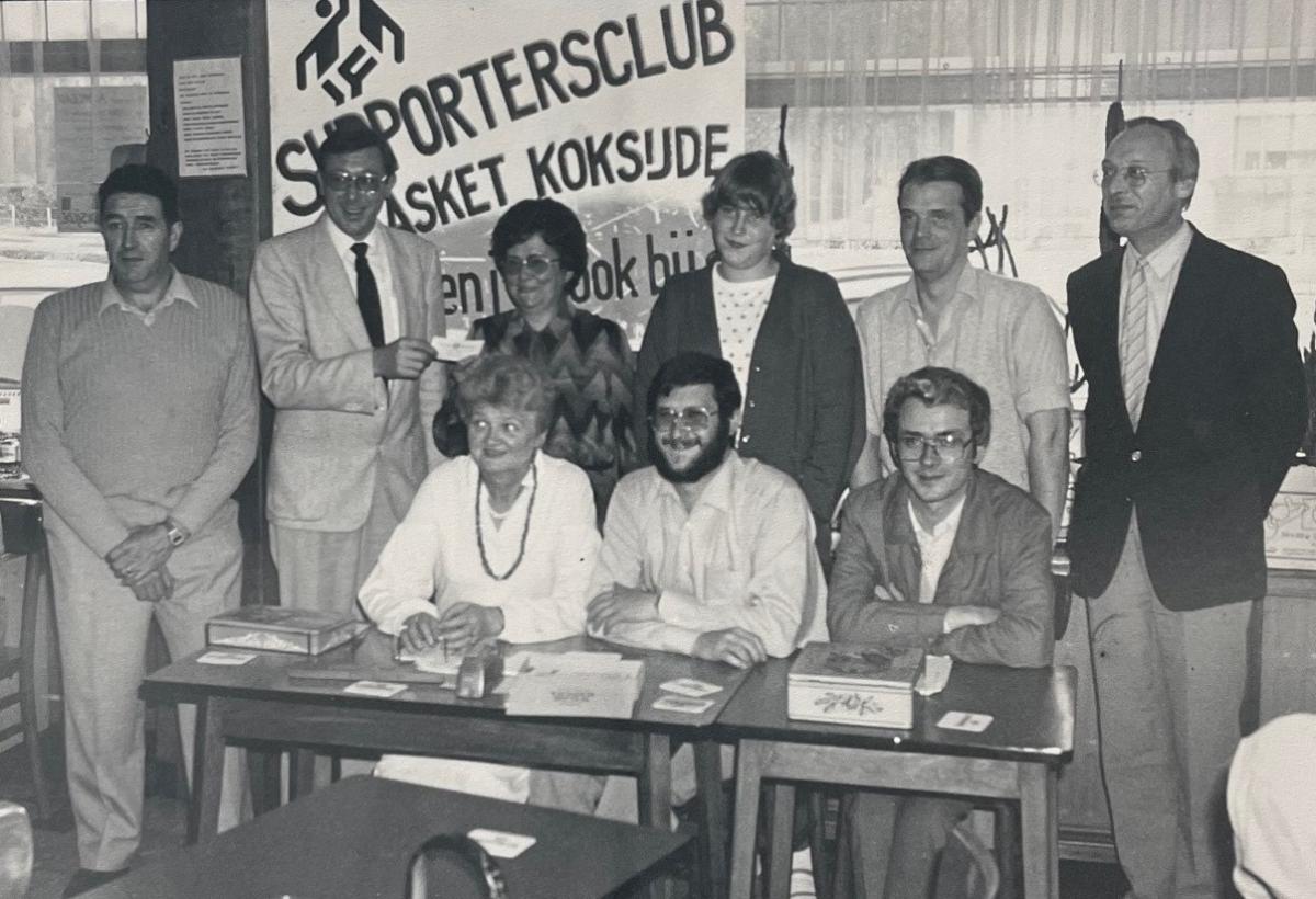 Kaarting supportersclub (Roland Calcoen, Noël Vinckier, Henriette Delanghe, Anja Calcoen, Hugo Van Campenhout, Pierre Feys - vooraan: Lucienen Arnoys, Luc Sesier en Jean-Pierre Supeley)